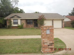 216 SW 32nd St, Moore, OK 73160