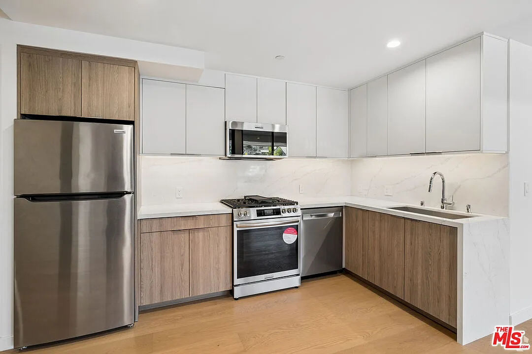 1 bed, 1.5 bath, 1061 sqft, $4,500 — Photo 3