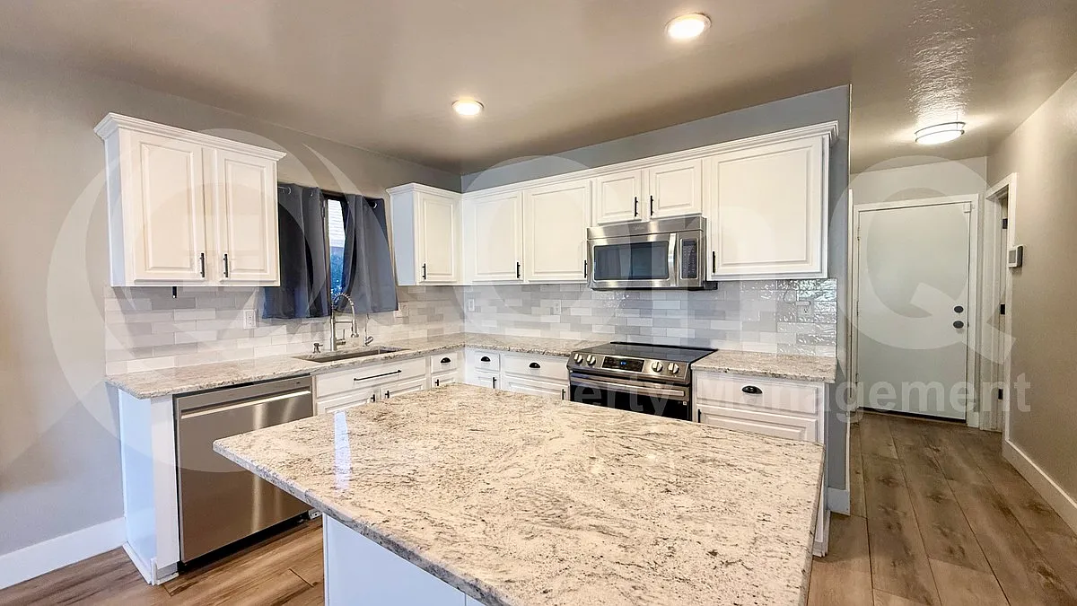 5 bed, 2.5 bath, 2407 sqft, $3,099 — Photo 3