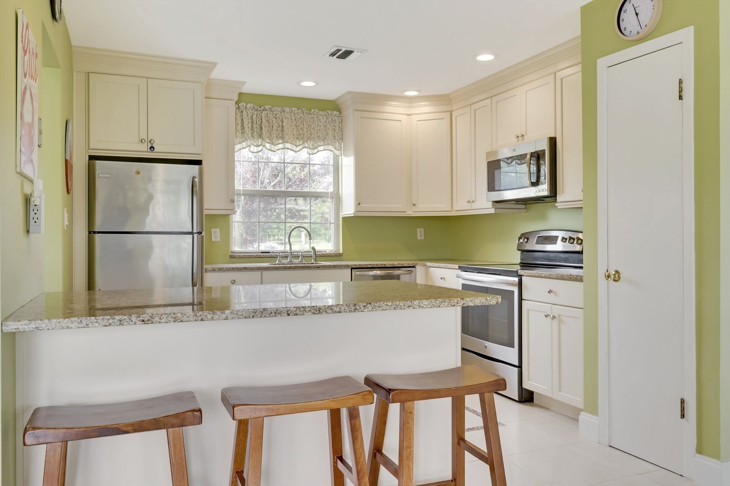  New Kitchen Appliances, Cabinets and Counter Tops