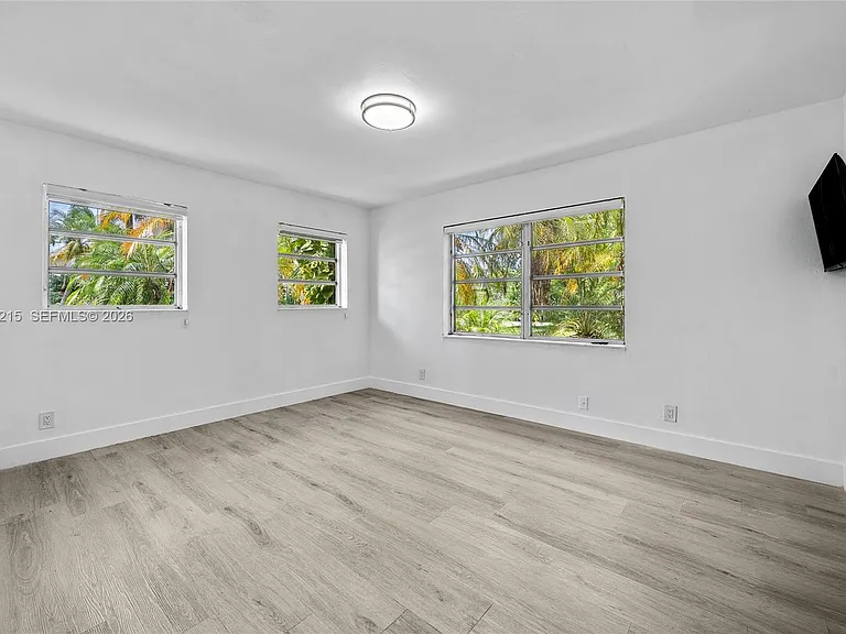 230 NE 2nd Pl — Photo 21