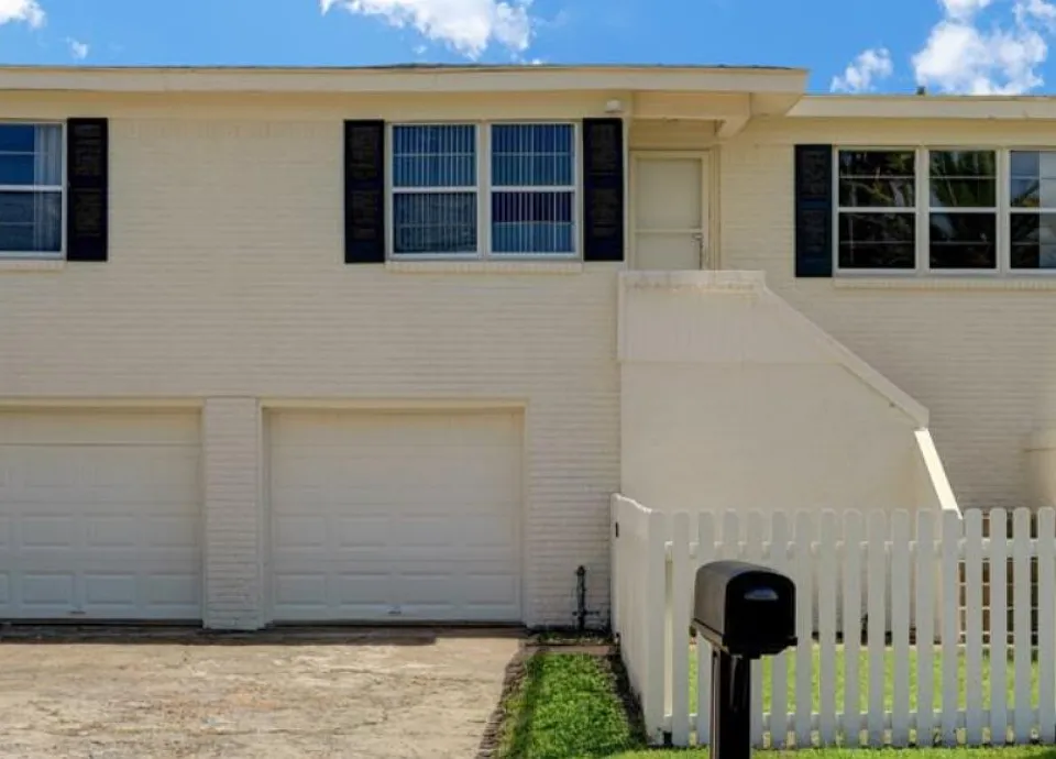 8015 Channelview Dr