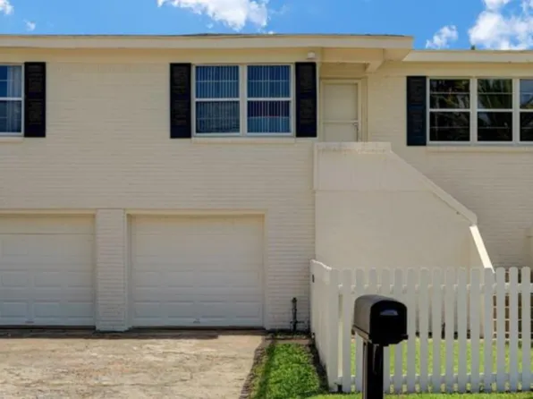 8015 Channelview Dr, Galveston, TX 77554