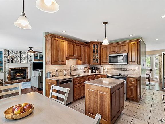 2nd image of 902 Oakmoor Dr