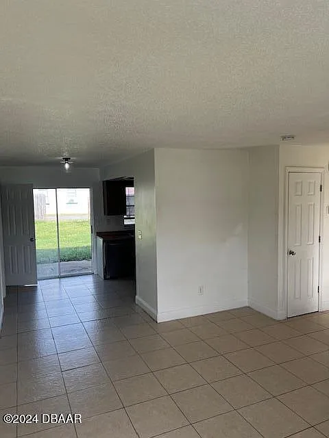 3 bed, 2.5 bath, 988 sqft, $1,800 — Photo 4