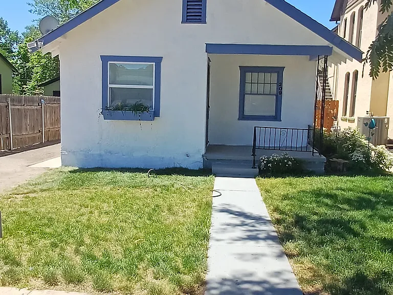 209 E Adams Ave — Photo 1