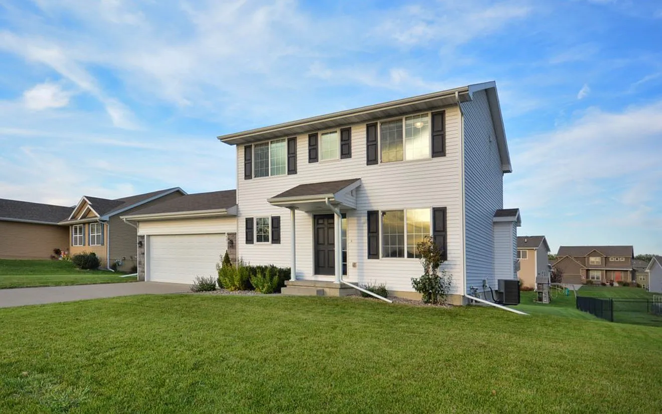 3 bed, 2.5 bath, 1456 sqft, $1,996 — Photo 2