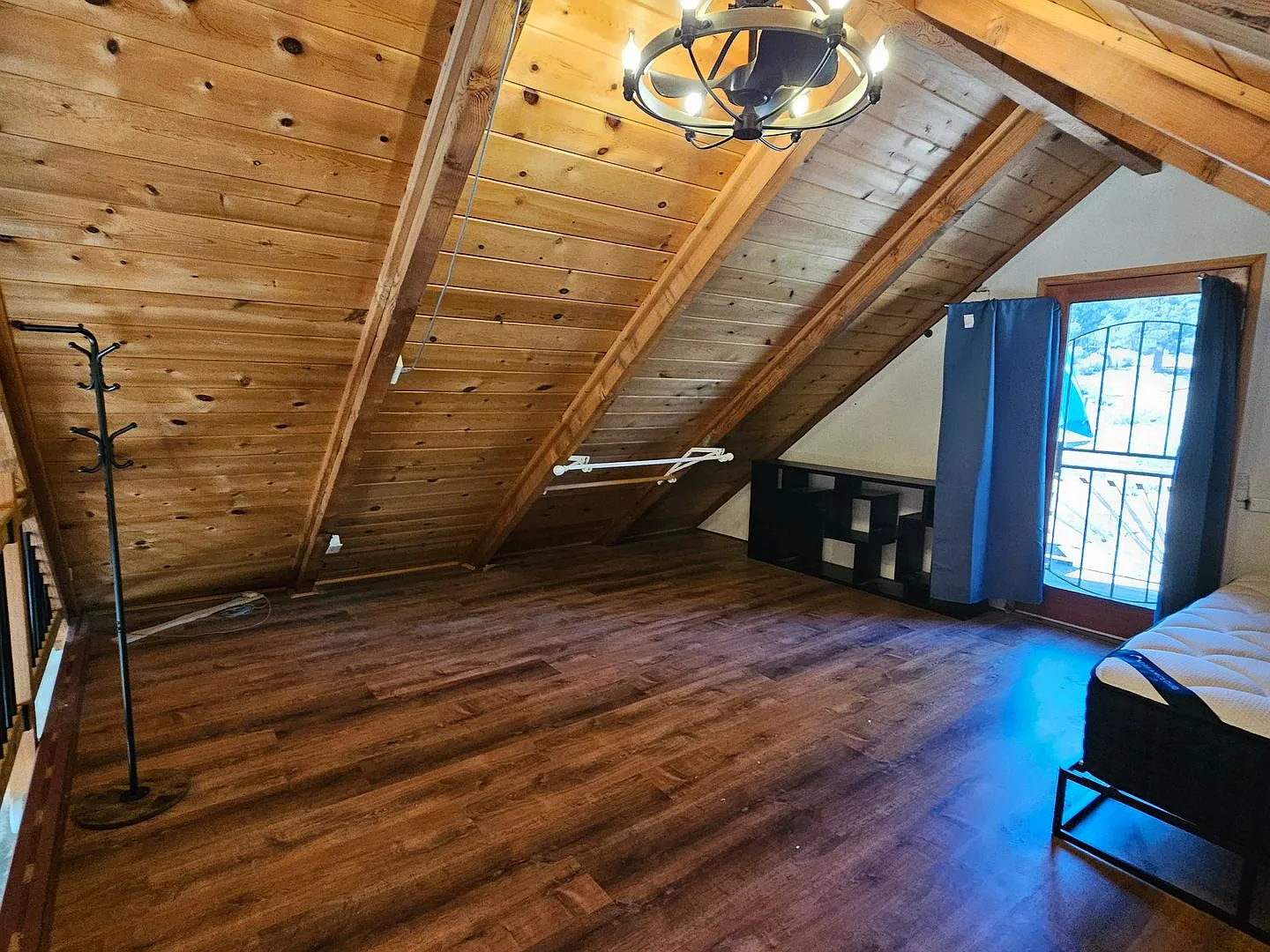 Pinon Pines-Cozy 1-Bedroom with loft Cabin Retreat with Scenic Views — Photo 4