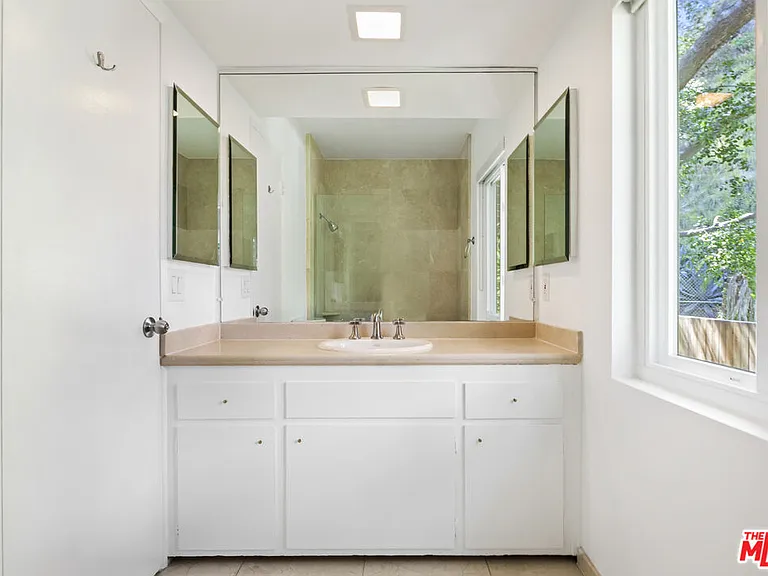 3101 N Beachwood Dr — Photo 22