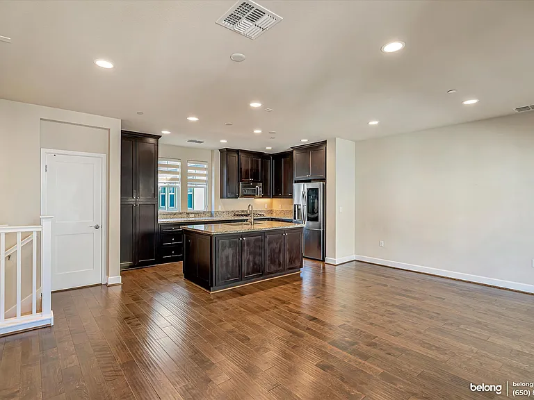 389 Basswood Cmn #10 — Photo 1