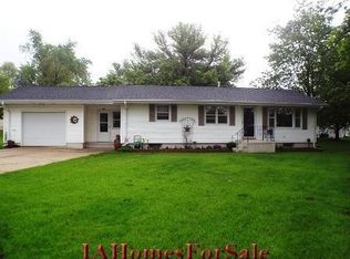 605 Pershing St, Walker, IA 52352