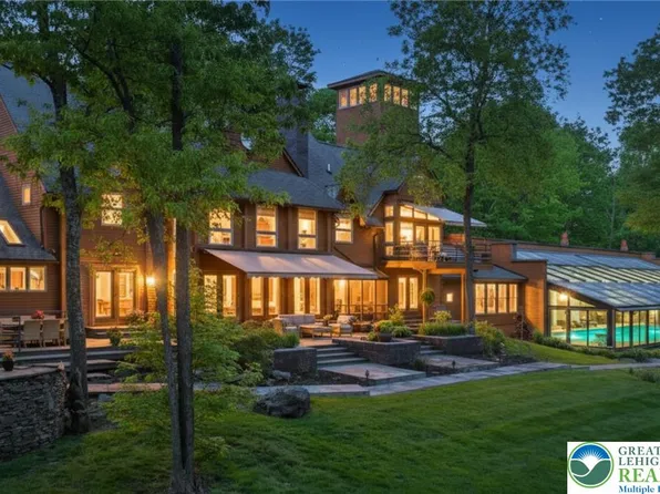 310 Hunters Farm Rd, Henryville, PA 18332