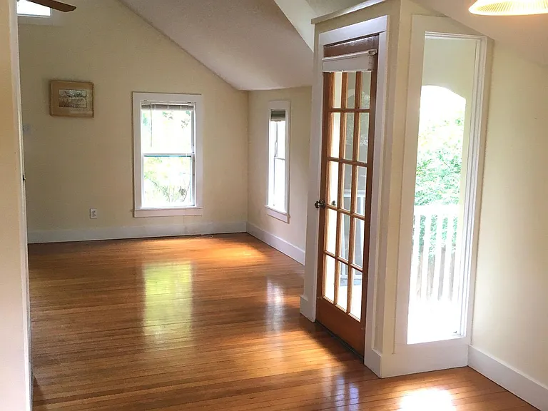 516 E Guenther St #C — Photo 2