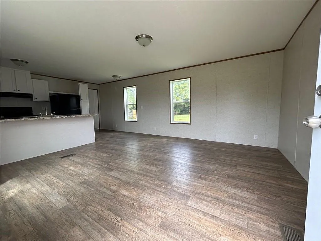 3 bed, 2.0 bath, 1280 sqft, $1,250 — Photo 2