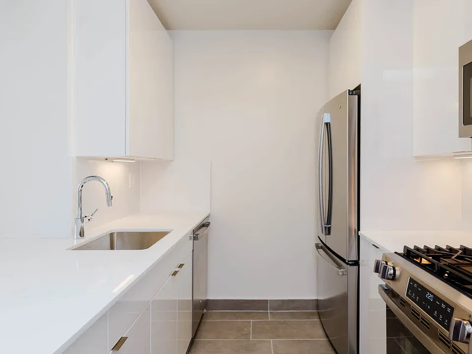305 W 50th St #5H