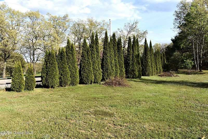 4th image of 423 Steele Ave