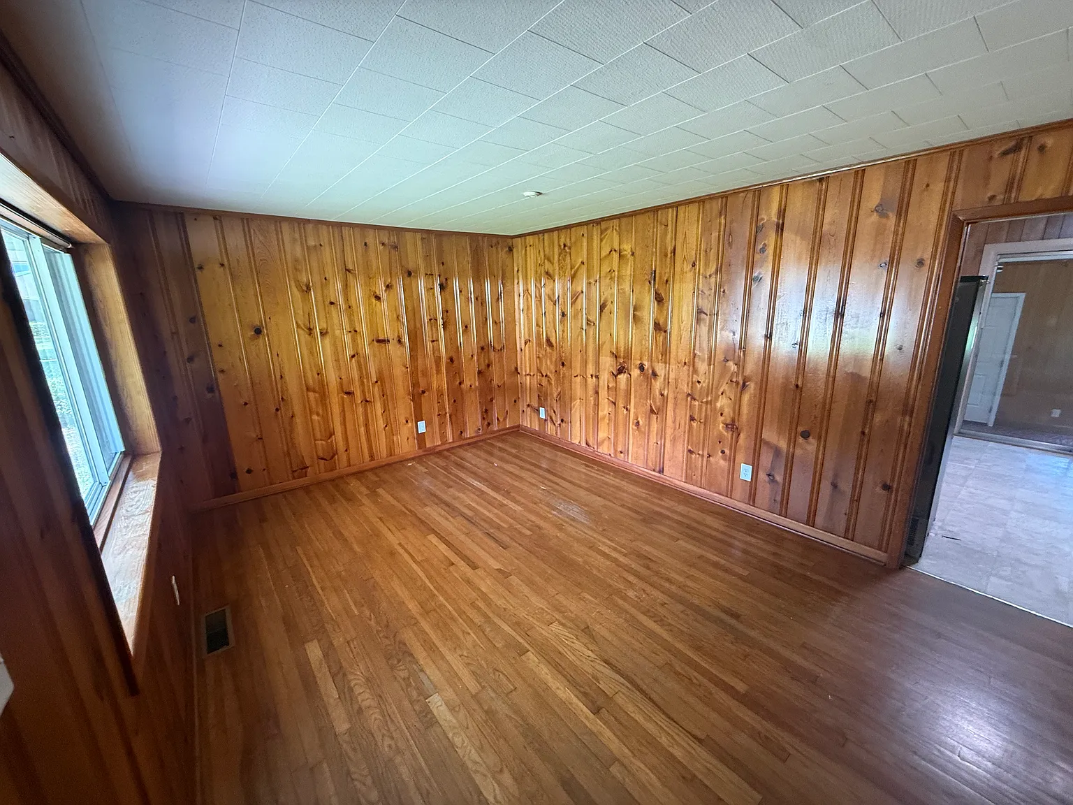 3 bed, 1.5 bath, 1350 sqft, $1,900 — Photo 2
