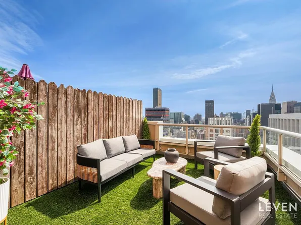 235 E 55th St, New York, NY 10022