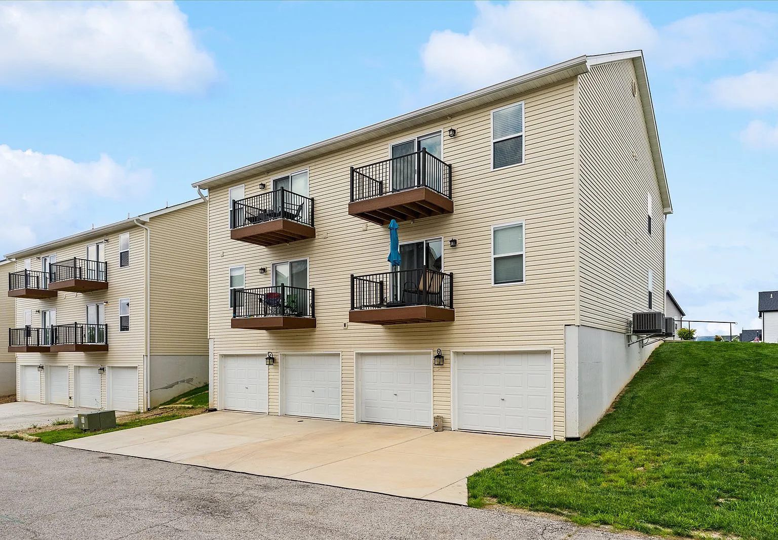 2 bed, 1006 sqft, $1,950 — Photo 2