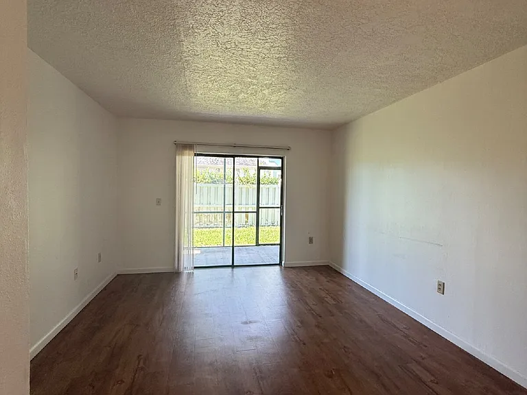 1566 University Ln #905 — Photo 5