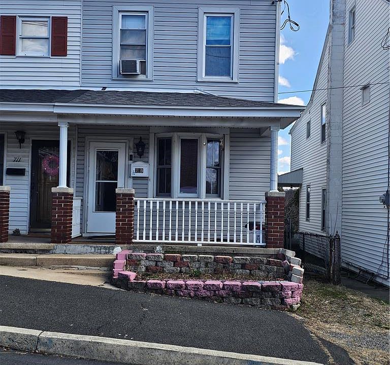 1st image of 709 N 2nd St