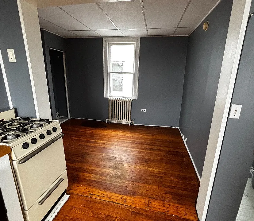 176 W 5th St #3