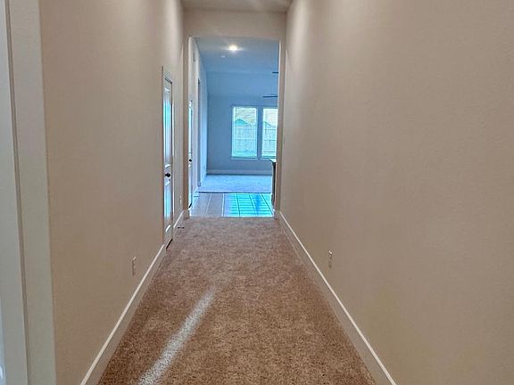 3rd image of 802 Hawthorn Ln