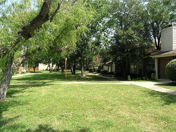 2nd image of 2404 Chapel Hill Ln