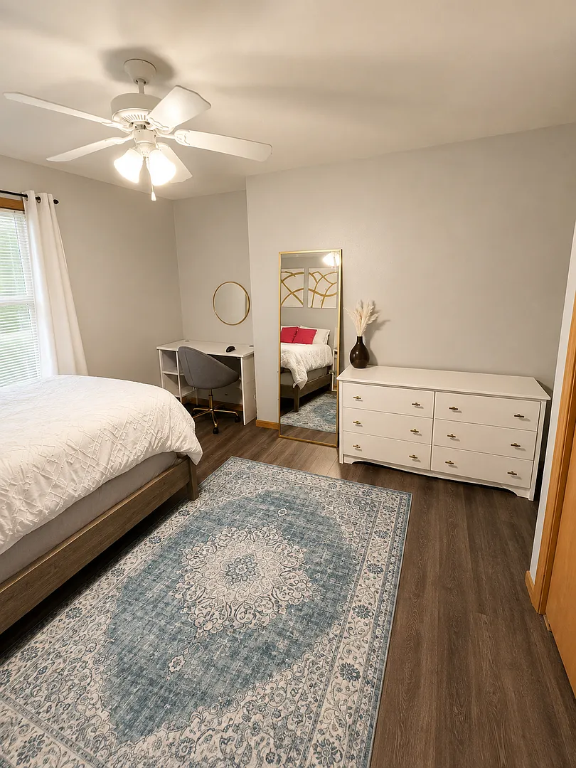 Spacious 5 Bed, 5.5 Bath Home Near UI Campus — Photo 3