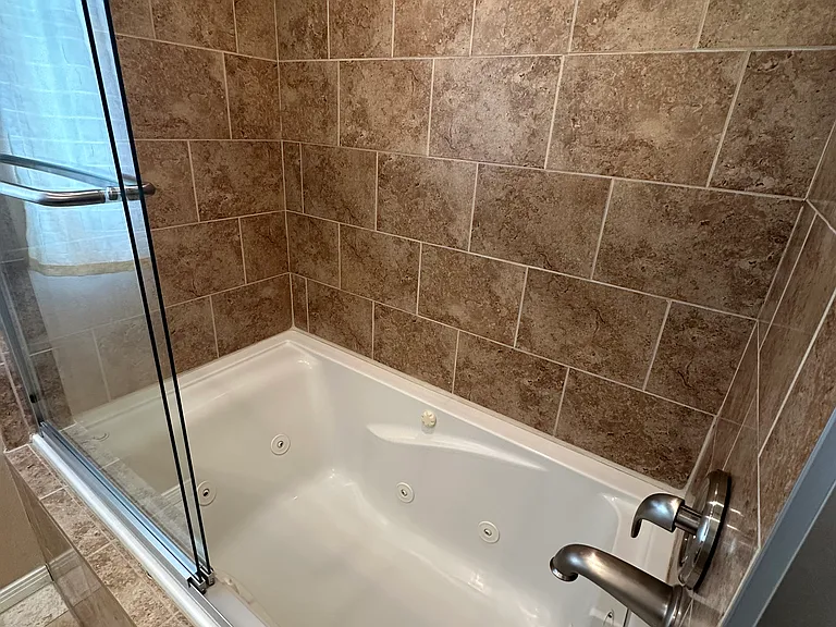 JETTED TUB/WATERFALL SHOWER