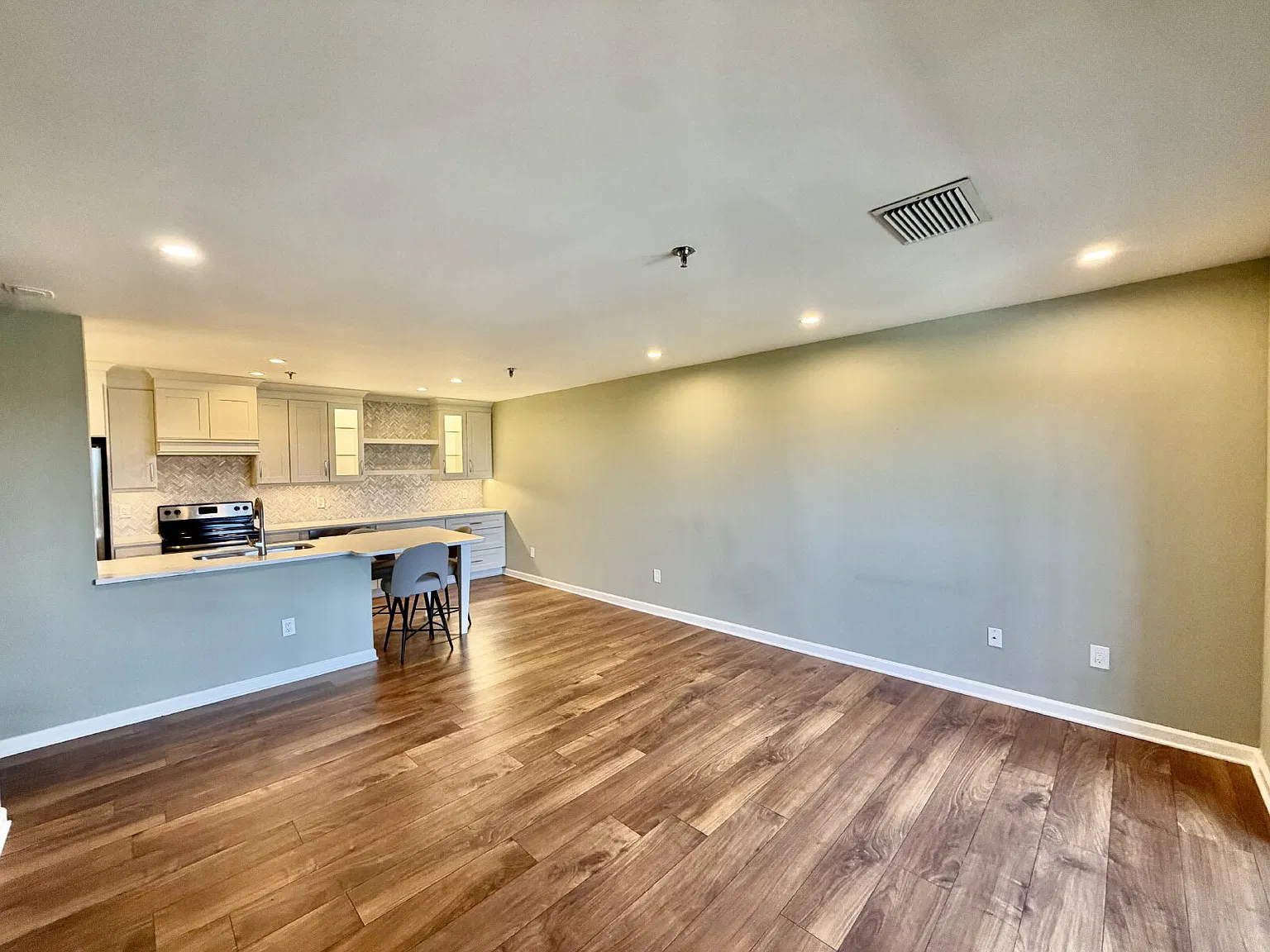 1 bed, 1.0 bath, 760 sqft, $1,900 — Photo 2