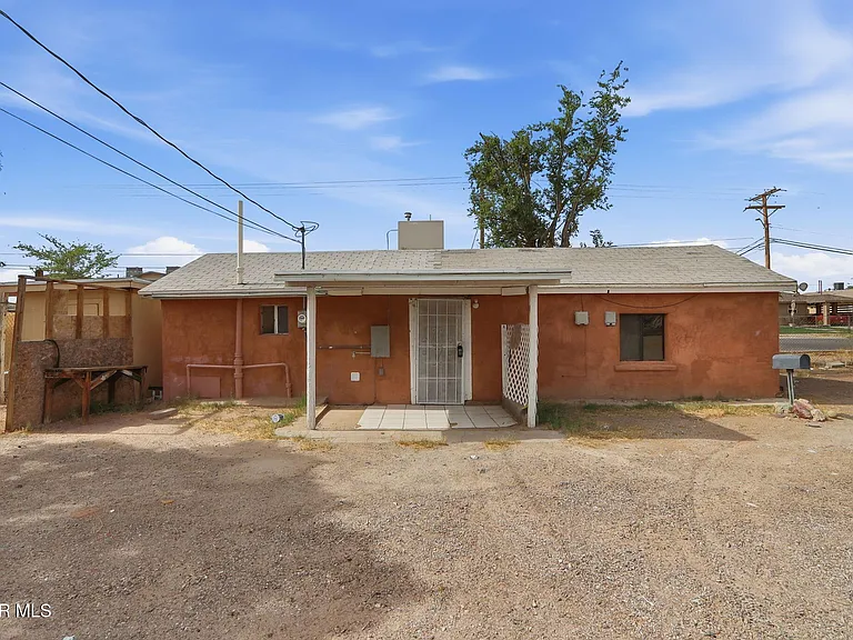 593 Myra St — Photo 1