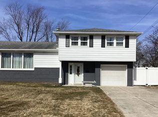 16 Kim Cir, Williamsville, NY 14221
