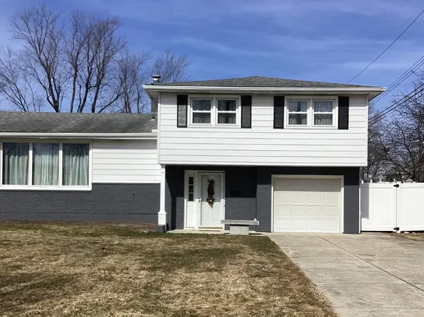 16 Kim Cir, Williamsville, NY 14221