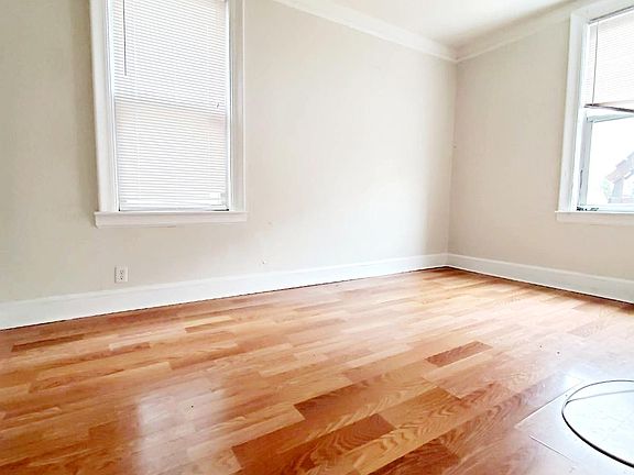 4th image of 214 Mallory Ave #1A