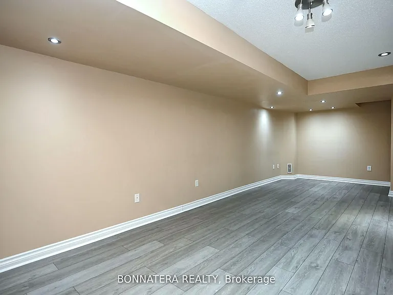 409 Hobbs Cres — Photo 33