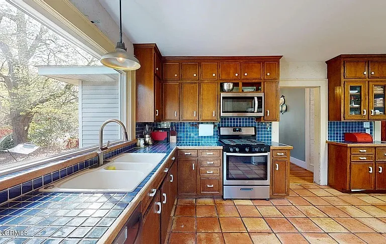 2503 E 5th St — Photo 12