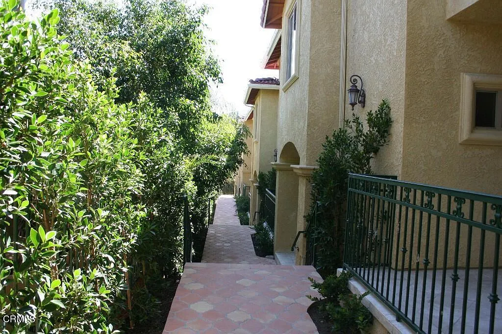 2 bed, 2.5 bath, 1250 sqft, $3,995 — Photo 3