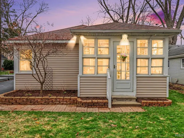 1627 Grinshaw St, Commerce Township, MI 48382