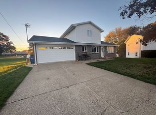 112 4th Avenue Ct SW, Epworth, IA 52045