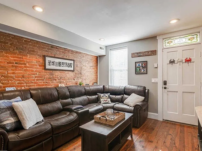 102 E Randall St — Photo 2
