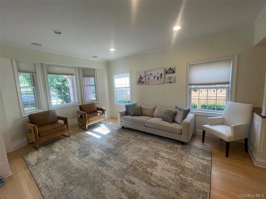 5 bed, 3.5 bath, 3239 sqft, $7,500 — Photo 3