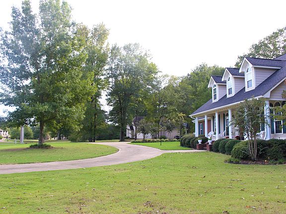 3rd image of 100 Oakwood Dr