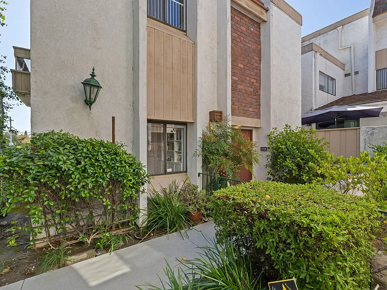 17106 Burbank Blvd — Photo 38