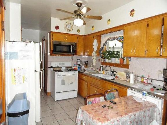 4th image of 1630 Cuyler Ave