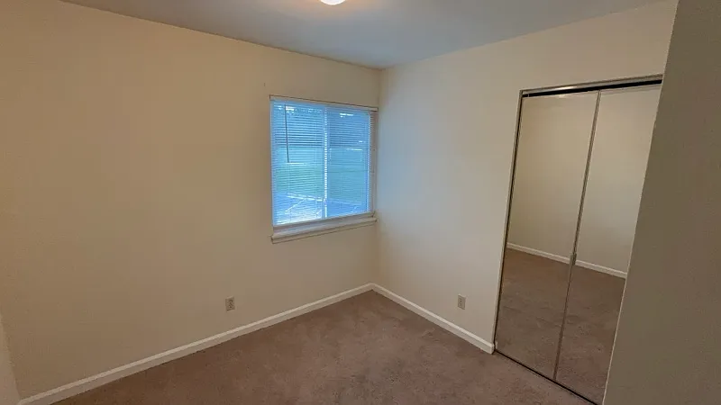 Building Photo - 1440 Seneca Dr #K