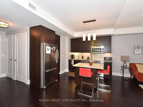 4th image of 70 Roehampton Ave #712