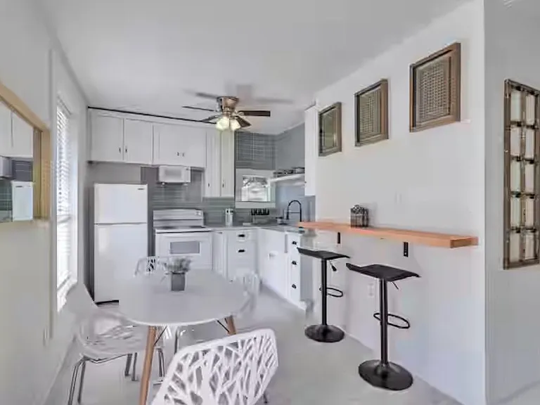 3402 Avenue Q 1/2 — Photo 2