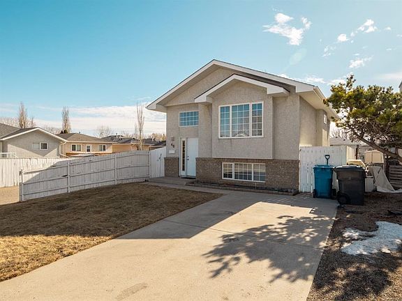 2nd image of 40 N Chilcotin Rd W