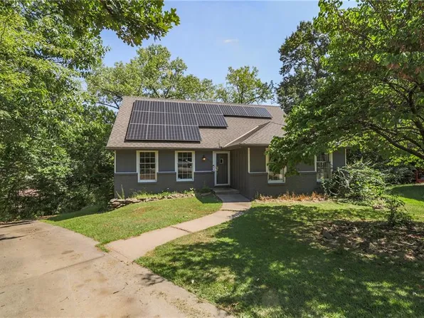 10702 NW 58th St, Parkville, MO 64152